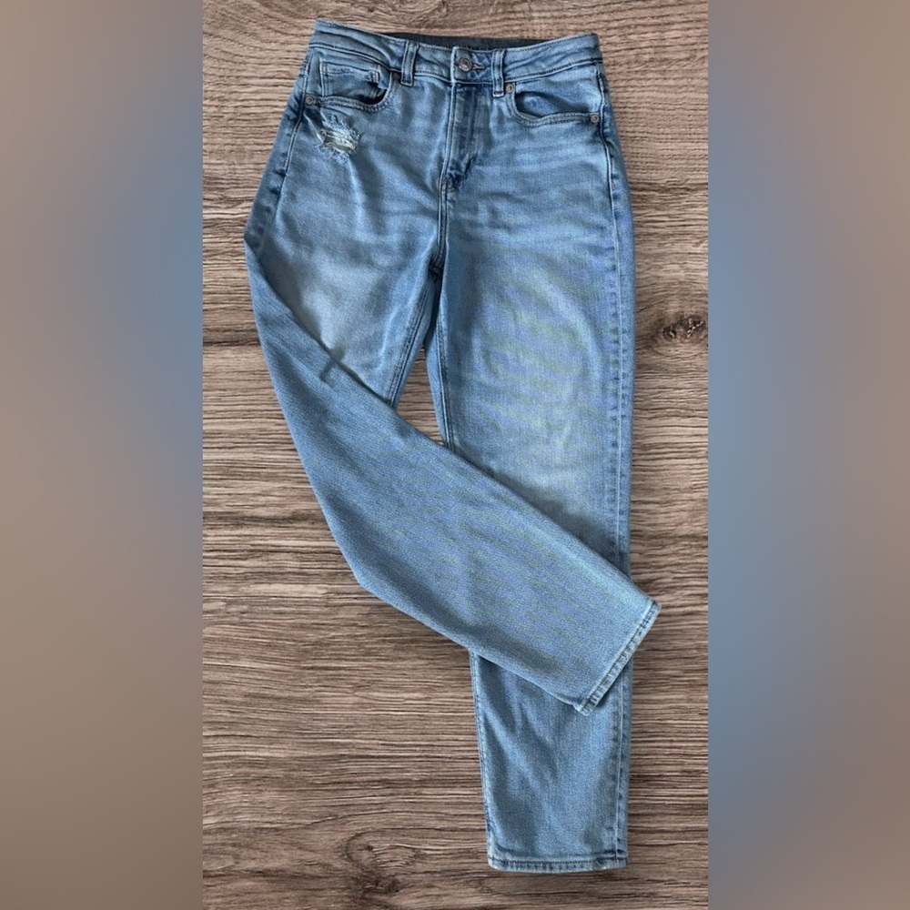 America Eagle Light Wash Mom Jeans - Picture 3 of 8